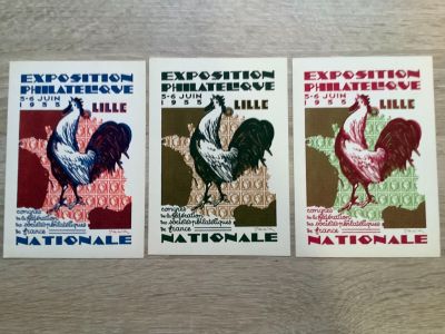 trois affiches représentant différents types d'animaux posées sur une table en bois