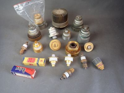 de nombreux types de vannes et de raccords sur la table