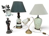 trois lampes placées l'une à côté de l'autre sur une table