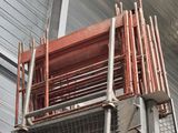 une grue de chantier installée sur le flanc d'un immeuble