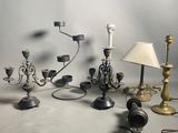 tout un tas de lampes de différents types sur la table
