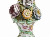 un vase contenant des fleurs, sur fond blanc