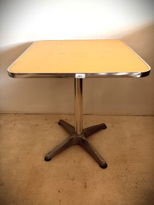 une petite table avec un piètement en métal et un plateau en bois