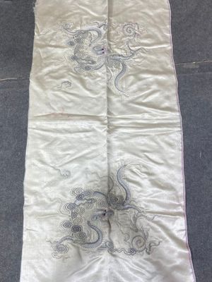un grand morceau de tissu blanc orné d'un motif