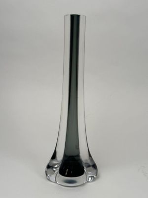 un vase en verre posé sur une table