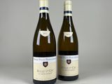 deux bouteilles de vin blanc posées l'une à côté de l'autre sur une table