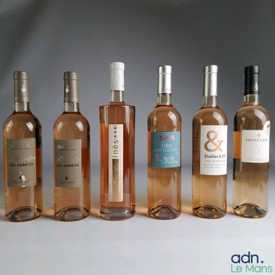 plusieurs bouteilles de vin posées les unes à côté des autres sur une table