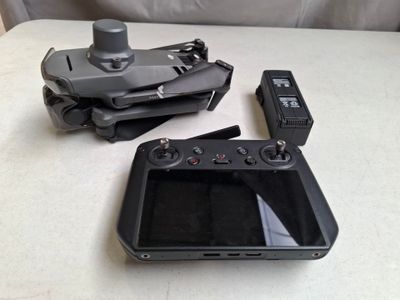 deux télécommandes et une tablette posées sur une table