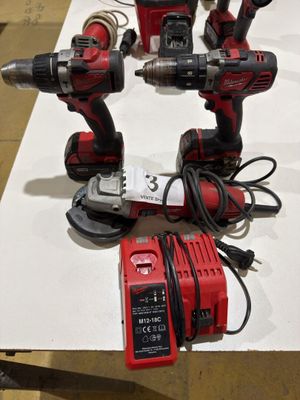 a lot of power tools that are on a table