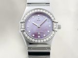 une image montrant un gros plan d'une montre sertie de diamants