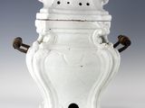 un vase blanc posé sur une table