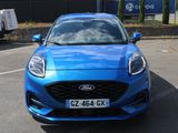 une voiture bleue garée dans un parking
