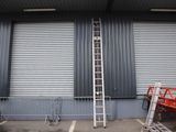 une échelle appuyée contre un immeuble