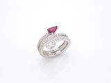 une image représentant une bague sertie d'un diamant et d'un rubis sur fond blanc