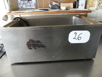 un évier en acier inoxydable dans une cuisine, avec une étiquette de prix dessus