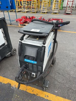 deux machines qui sont garées sur le parking