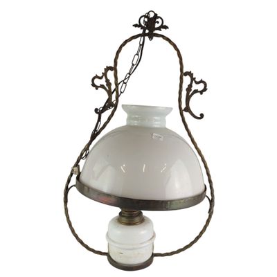 une image représentant une lampe suspendue à une chaîne sur fond blanc