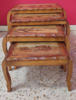 Suite de quatre tables gigognes en bois clair à décor de scè… (photo 4)