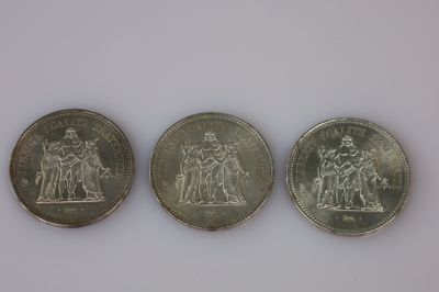 trois pièces différentes sont représentées en rangée sur une surface blanche