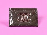 un gros plan d'un étui à cartes noir orné du logo Chanel