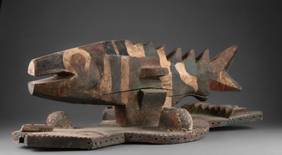 une photo d'une sculpture en bois représentant un poisson posé sur un socle