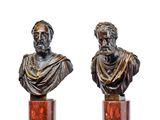 deux bustes en bronze représentant un homme et une femme, posés sur des socles en marbre