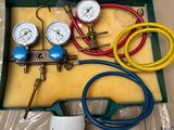 une boîte contenant quelques manomètres et un tuyau