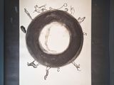 peinture représentant une image en noir et blanc d'un cercle entouré de personnes
