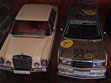 trois petites voitures exposées dans une vitrine