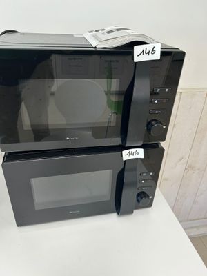 deux micro-ondes posés l'un sur l'autre sur une table