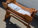 un lit de bébé posé sur le trottoir