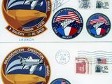 une image représentant deux enveloppes affranchies et une photo d'une navette spatiale