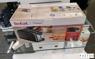 un grille-pain posé sur une table en verre