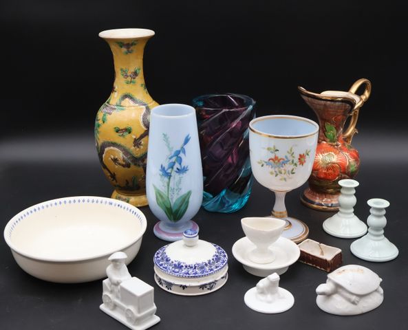 Lot de vases dont un en porcelaine, Chine, verre sur pied opaline...
