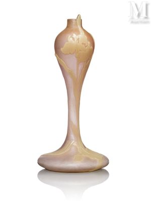 un vase en verre posé sur une surface blanche