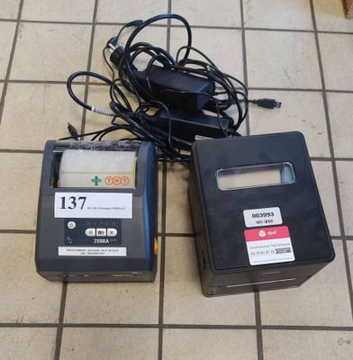 deux appareils électroniques posés par terre l'un à côté de l'autre