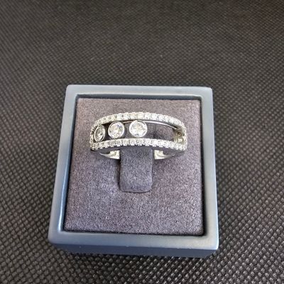 une photo d'une bague en diamant dans un écrin posé sur une table