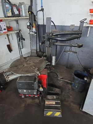 une image d'un garage avec de nombreux outils sur le sol