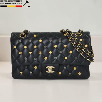 un sac Chanel noir orné de clous dorés et d'une chaîne