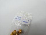 un sac de bananes posé sur une table, avec une étiquette de prix dessus