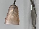 une lampe accrochée au mur de la pièce