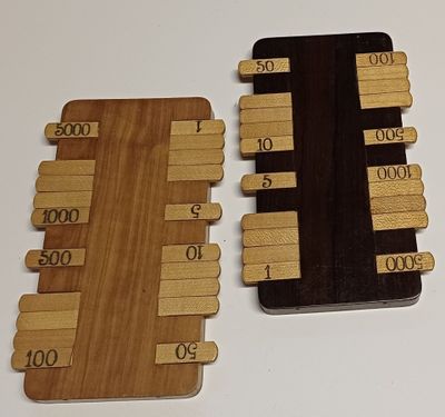 deux morceaux de bois portant des chiffres, posés sur une table