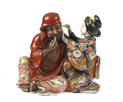 une figurine représentant un homme et une femme assis par terre