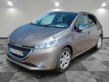 la voiture argentée est garée dans le garage sur le sol en damier