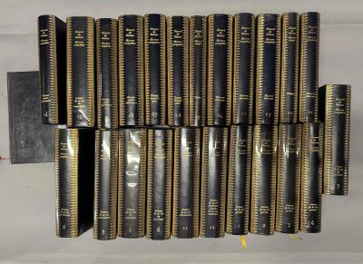 plusieurs livres sont empilés sur une étagère