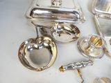 beaucoup d'objets en argent posés sur une table