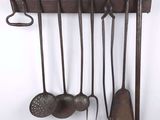 un tas de vieux outils accrochés au mur