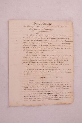 un gros plan d'un morceau de papier sur lequel on a écrit