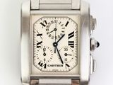 une image représentant une montre-bracelet argentée ornée de chiffres romains