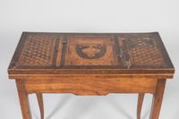 TABLE à JEU en noyer, piètement cambré et dessus marqueté dé… (photo 2)